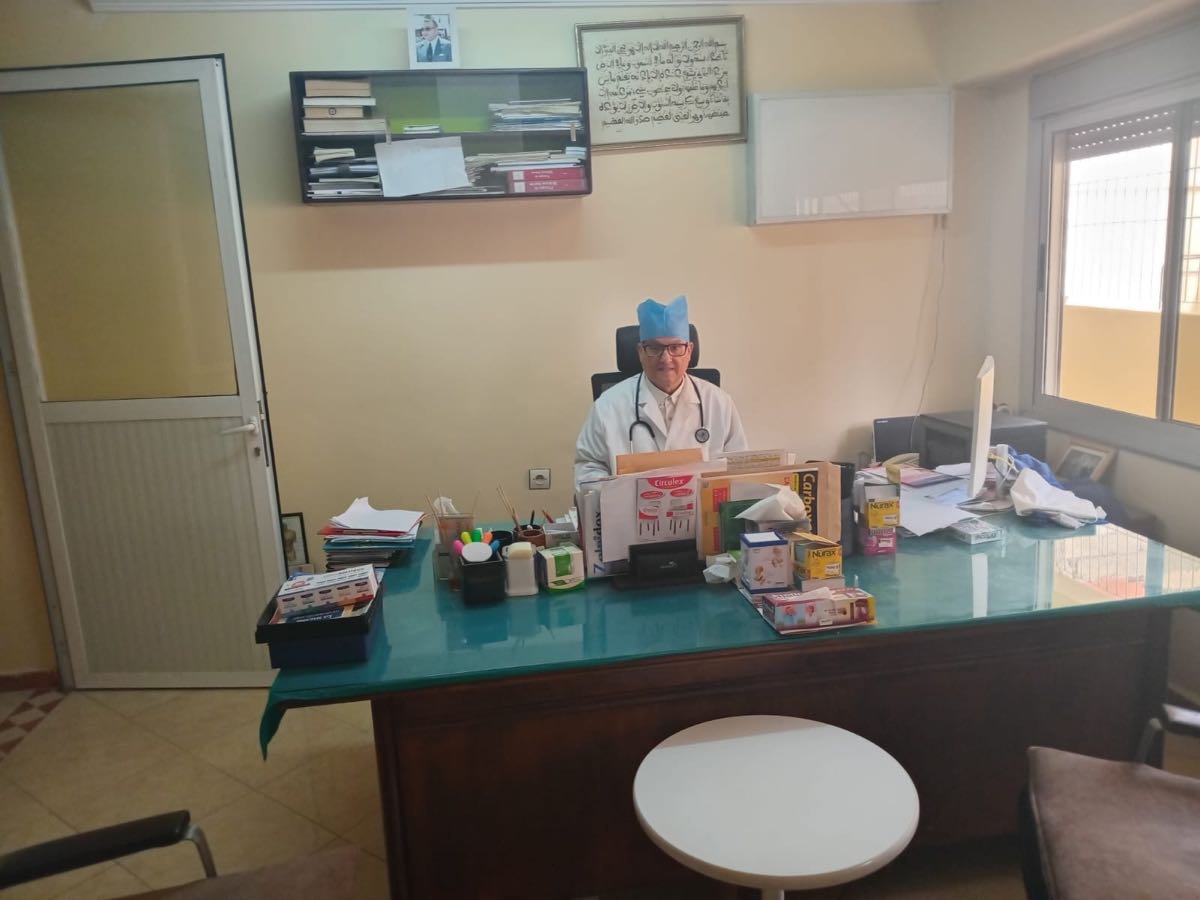 Le Dr Bouchta Slimani à son bureau, au cabinet de Béni Mellal